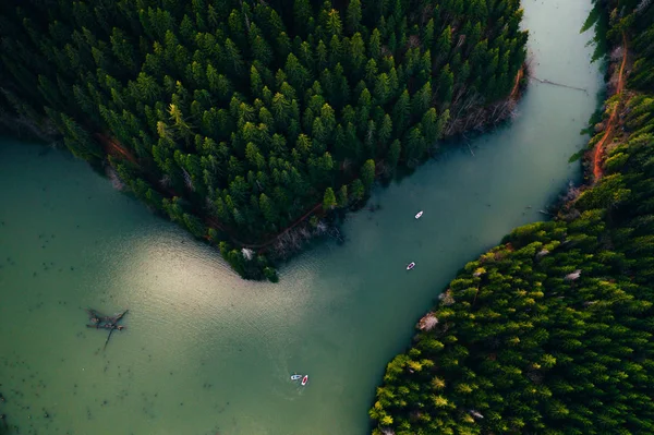 Jezioro z małymi łodziami widzianymi z drona — Zdjęcie stockowe