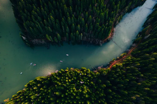 Lago con piccole barche viste da un drone — Foto Stock