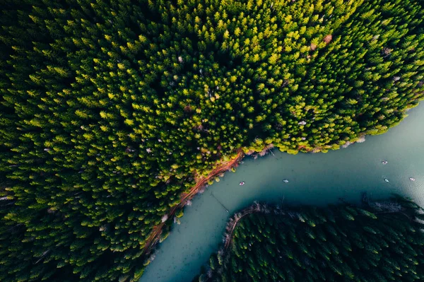 Λίμνη με μικρά σκάφη φαίνεται από ένα drone — Φωτογραφία Αρχείου
