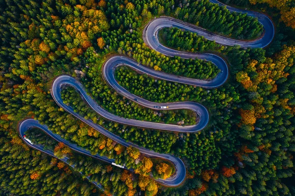 Escénica carretera curvada vista desde un dron en otoño. Cheia, Rumania . — Foto de Stock