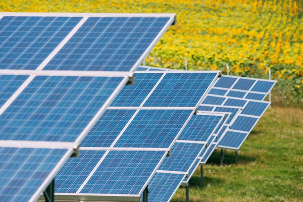Solarkraftwerk mit riesigen Sonnenkollektoren. — Stockfoto