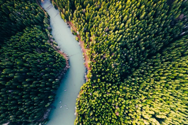 Lago com pequenos barcos vistos de um drone — Fotografia de Stock