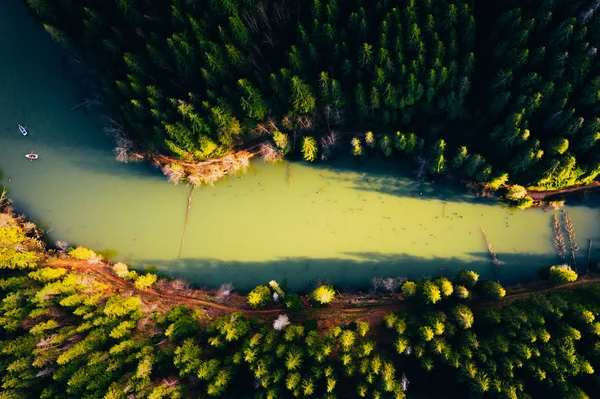 Lago con piccole barche viste da un drone — Foto Stock