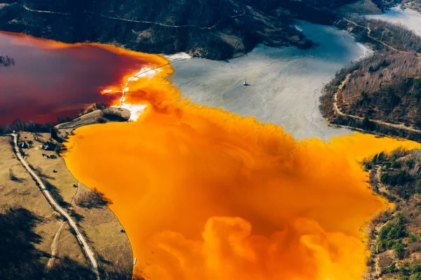 Vista de drones contaminados, arroyo de agua tóxica en Geamana, Roman — Foto de Stock