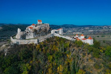 Biertan, Romanya - 6 Mayıs 2017: Transilvanya 'da güçlendirilmiş ortaçağ kilisesi olan Sakson köyü. Romanya 'daki Biertan şatosu yağmurdan önce.
