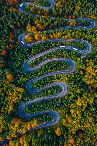 Landschaftlich kurvenreiche Straße im Herbst von einer Drohne aus gesehen. Cheia, Rumänien. — Stockfoto