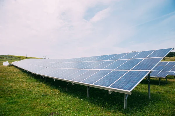 Elektrownia słoneczna z ogromnymi panelami fotowoltaicznymi. — Zdjęcie stockowe