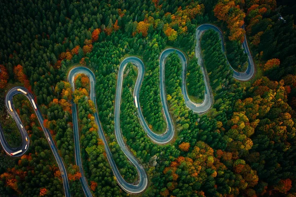 Scénická křivolaká cesta, kterou na podzim viděli z dronu. Cheia, Rumunsko. — Stock fotografie