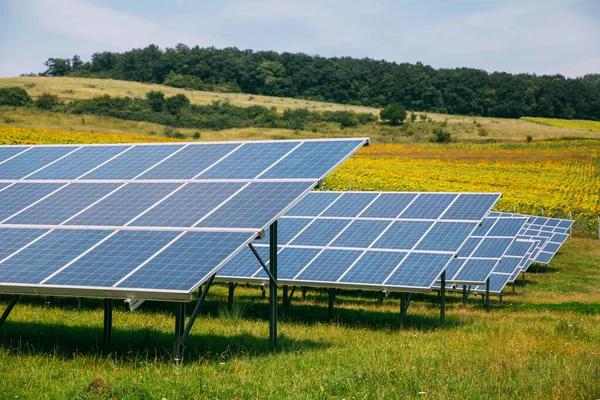 Elektrownia słoneczna z ogromnymi panelami fotowoltaicznymi. — Zdjęcie stockowe