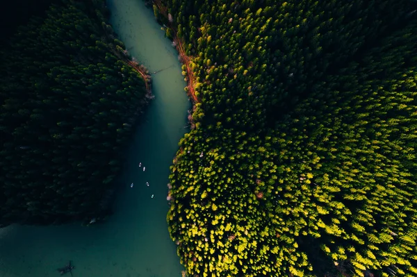 Lago com pequenos barcos vistos de um drone — Fotografia de Stock