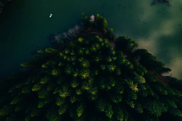 Lago com pequenos barcos vistos de um drone — Fotografia de Stock