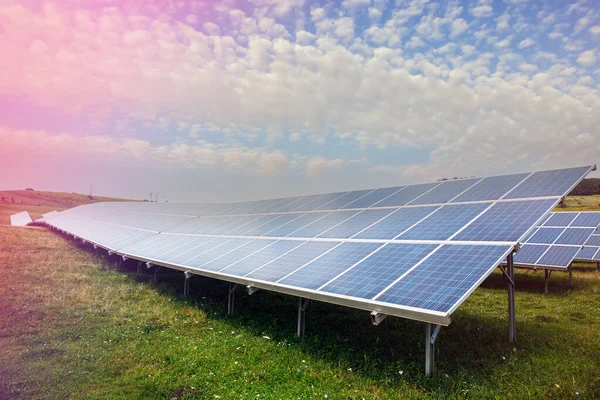 Elektrownia słoneczna z ogromnymi panelami fotowoltaicznymi. — Zdjęcie stockowe