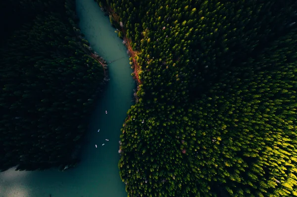 Jezero s malými čluny viděnými z dronu — Stock fotografie