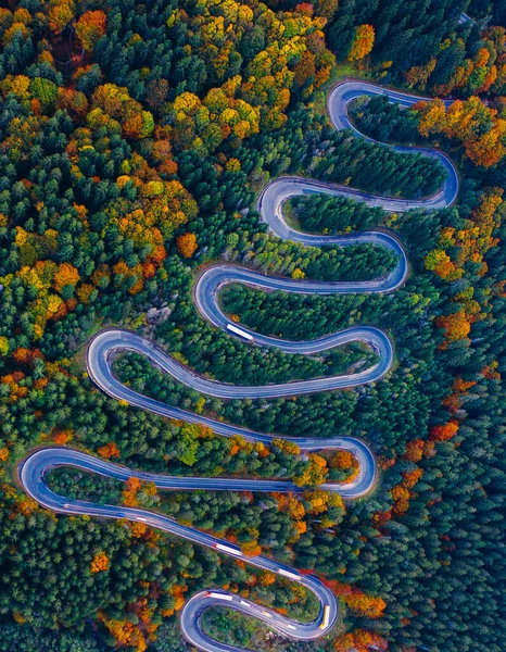Scenic bochtige weg gezien vanaf een drone in de herfst. Cheia, Roemenië. — Stockfoto