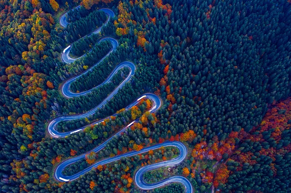 Scenic bochtige weg gezien vanaf een drone in de herfst. Cheia, Roemenië. — Stockfoto