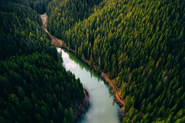 Lago con pequeñas embarcaciones vistas desde un dron — Foto de Stock