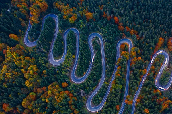 Malownicza, zakrzywiona droga widziana jesienią z drona. Cheia, Rumunia. — Zdjęcie stockowe