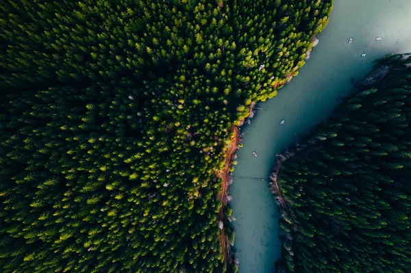 Lago con piccole barche viste da un drone — Foto Stock