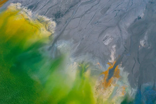 Drone view van vervuilde, giftige waterstroom in Geamana, Roman — Stockfoto