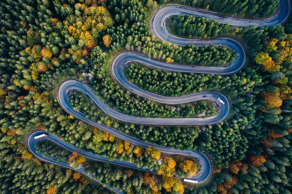 Scénická křivolaká cesta, kterou na podzim viděli z dronu. Cheia, Rumunsko. — Stock fotografie