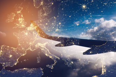 Gökyüzündeki bir uçağın kanadının ve Avrupa haritasının çift pozlama görüntüsü. Bu görüntünün elementleri Nasa tarafından döşenmiştir.. 