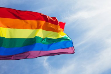 Lgbt bayrağı rüzgarda dalgalanıyor