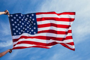 Rüzgarla dalgalanan Usa bayrağı.