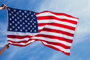 Rüzgarla dalgalanan Usa bayrağı.