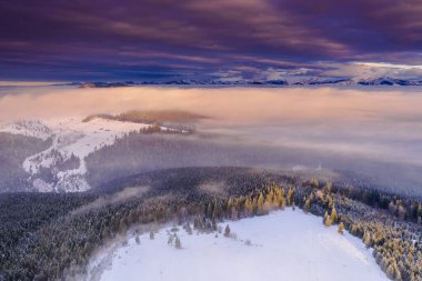 Romanya 'nın Pasul Tihuta kentinde bir kış sabahı İHA' dan görüldü.