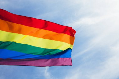 Lgbt bayrağı rüzgarda dalgalanıyor