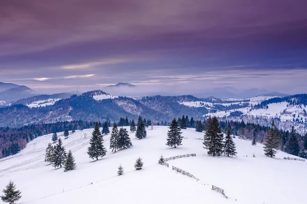 ルーマニアのパスル ティフタ冬の朝早くに無人機から見た — ストック写真