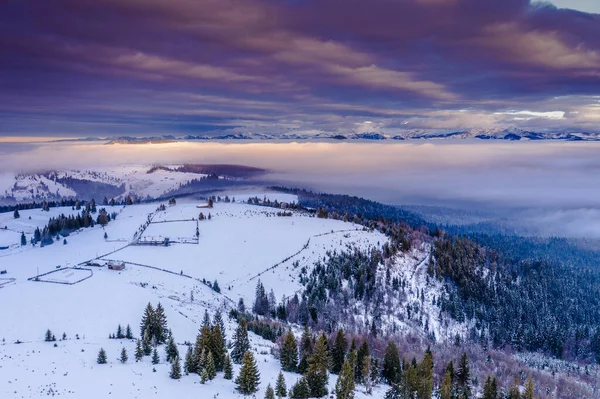ルーマニアのパスル ティフタ冬の朝早くに無人機から見た — ストック写真