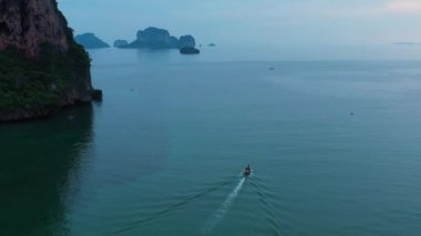 Suyun altında yüzen yaz tatilinin tadını çıkarıyor..