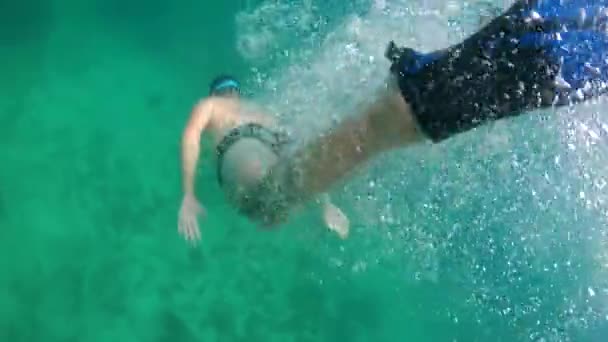 Nadador Bajo Agua Disfrutando Vacaciones Verano — Vídeos de Stock