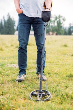 Hazine yerdeki metal dedektörü.