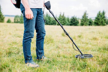 Hazine yerdeki metal dedektörü.