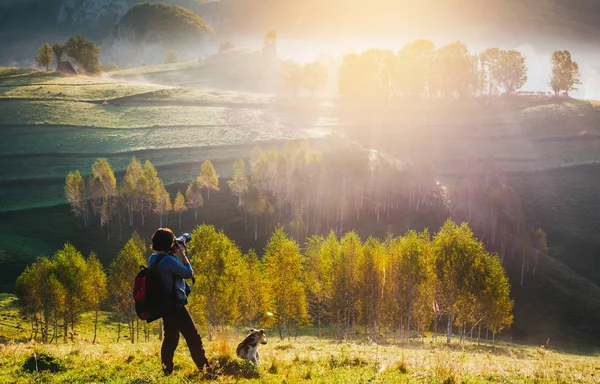 Photographe Son Chien Prenant Des Photos Belle Matinée Brumeuse Brumeuse — Photo