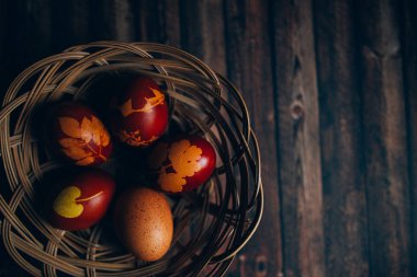 Geleneksel olarak boyanmış Paskalya yumurtaları soğan kabuklarıyla boyanmış ve bitki desenleri var..