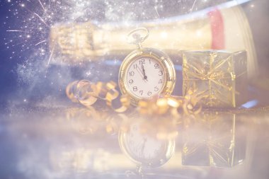 Noel arifesinde gece yarısını gösteren saatli şenlikli tatil geçmişi.