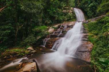 Chiang Mai 'deki Doi Inthanon Ulusal Parkı' nda Tropik Mae Pan Şelalesi.