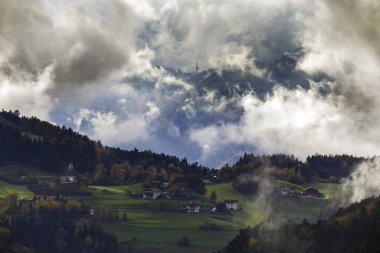 Bulutlu ve sisli dağ manzarası