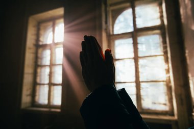 Sabahleyin camide namaz kılan bir kadın..