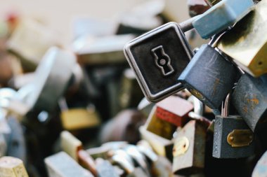 Aşk kilitleri yakın görünüm