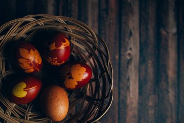 Geleneksel olarak boyanmış Paskalya yumurtaları soğan kabuklarıyla boyanmış ve bitki desenleri var..