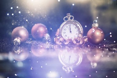 Noel arifesinde gece yarısını gösteren saatli şenlikli tatil geçmişi.