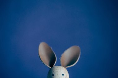 Geri dönüştürülmüş odundan Paskalya tavşanı.