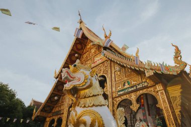 Chiang Mai, Tayland - 15 Temmuz 2019 Tayland 'da turistlerin en çok ziyaret ettiği yerlerden biri olan Chiang Mai' deki güzel Buda tapınakları.
