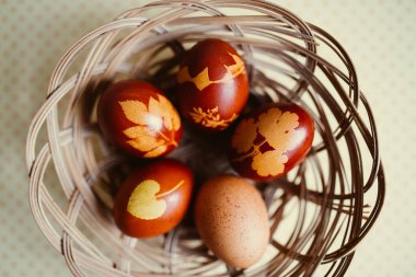 Geleneksel olarak boyanmış Paskalya yumurtaları soğan kabuklarıyla boyanmış ve bitki desenleri var..