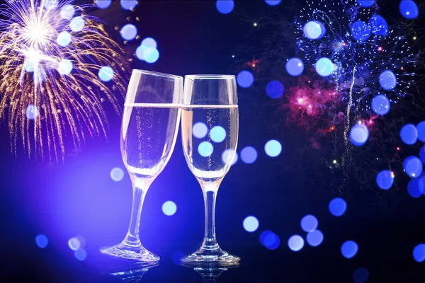 Conceito Véspera Ano Novo Com Bokeh Fogos Artifício Copos Champanhe — Fotografia de Stock