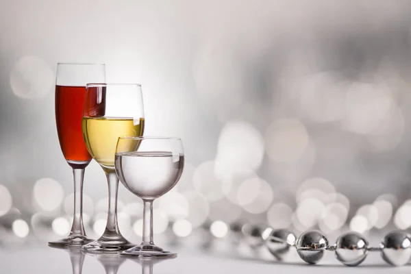 Trois Verres Vin Sur Fond Coloré — Photo